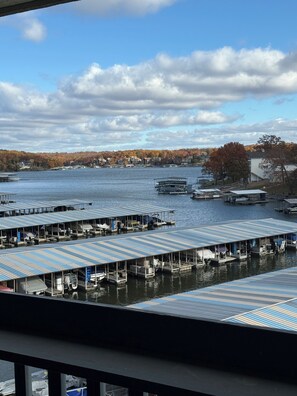 A marina with docked boats and covered areas. - Heron Bay 2B 2B condo vaulted ceiling next to pool pwc boat slip available (Osage Beach)