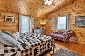 Een gezellig interieur van een blokhut, met een bed, een stoel, een dressoir en een raam.