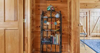 Secluded Cabin Near Whitewater Rafting + Hiking!
