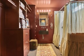 Douche, sèche-cheveux, serviettes fournies, shampoing