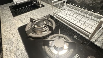 Luxury Room, 1 King Bed, Garden View, Executive Level | Private kitchen