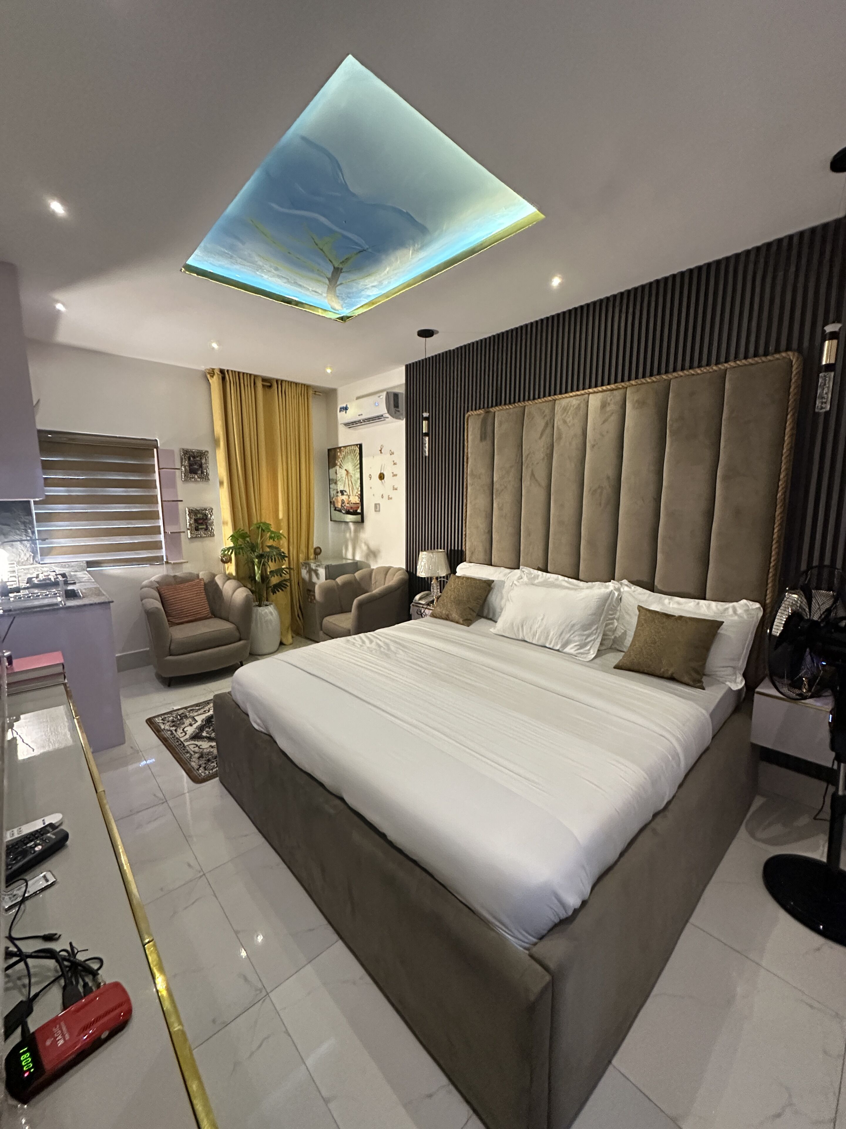 Une chambre à coucher moderne avec un grand lit, un bureau et une chaise.