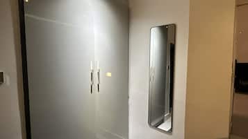 Deluxe Single Room, 1 Queen Bed, Non Smoking | Interior