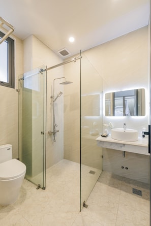 Phòng đôi Deluxe, quang cảnh thành phố | Phòng tắm | Buồng tắm vòi sen, đồ dùng nhà tắm miễn phí, xà phòng, dầu gội 