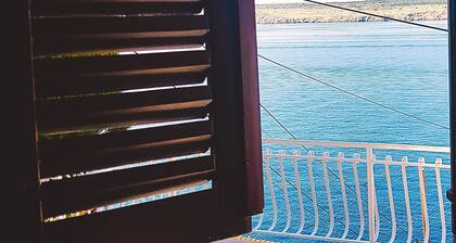 Vacation home with 2-bedroom apartments, direct panoramic ocean view, just 90 m across the