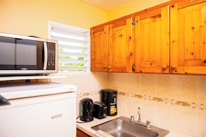Private kitchen - Spacious Two-Bedroom Kitchenette within a Beachfront Property in Casual Negril (Negril)