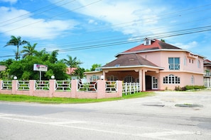 Exterior - Spacious Two-Bedroom Kitchenette within a Beachfront Property in Casual Negril (Negril)