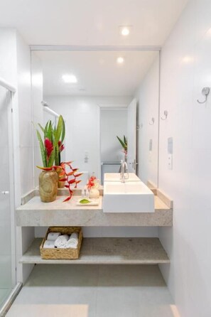 Shower, hair dryer (on request) - POUSADA PRAIANA (Ipojuca)