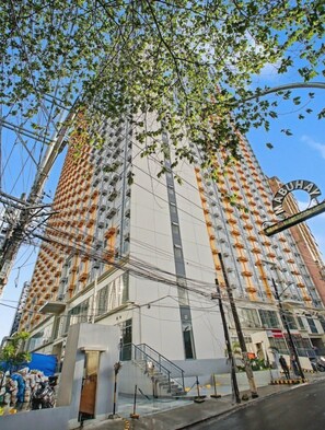 Un edificio alto con un letrero llamativo que dice 'MABUHAI'.