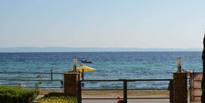 A coastal view with a clear sky, a body of water, and a distant shoreline. - Sea View Paradise Retreat in Nikiti (Sithonia)