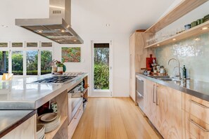 Coffee/tea maker, fridge, microwave, oven - Pool + Fire Pit + Walk to Eden Park + Projector | Kingsland (Auckland)