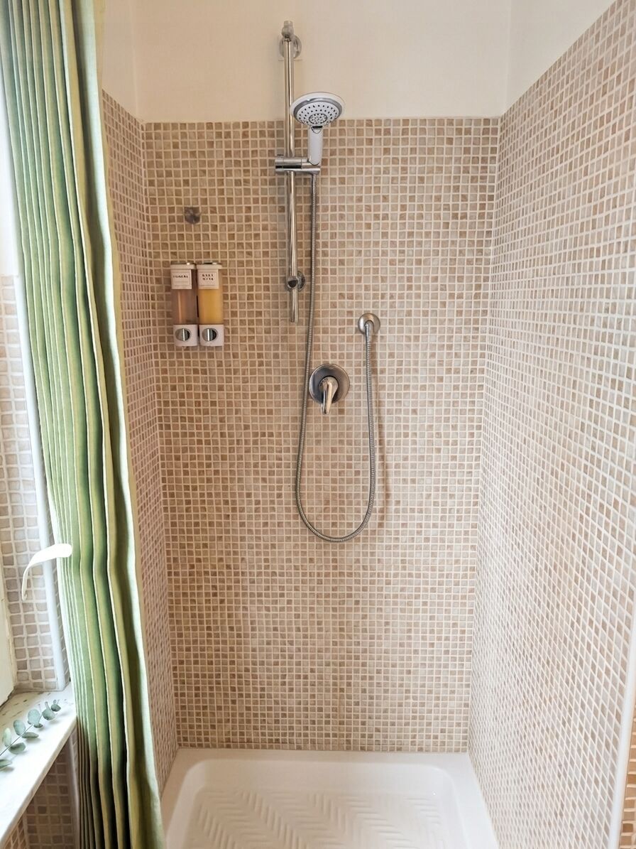 Douche, sèche-cheveux, bidet, serviettes fournies