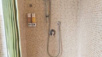 Douche, sèche-cheveux, bidet, serviettes fournies