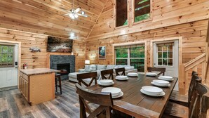 L’intérieur d’une cabane en rondins comprend un coin repas, une cuisine et un espace de vie.