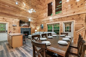 Ein Blockhaus-Interieur mit Essbereich, Küche und Wohnbereich.