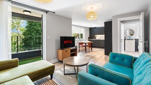 Una sala de estar moderna con un sofá, una mesa de centro y un televisor mostrando 'NETFLIX'.