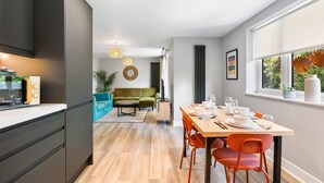 Una cocina moderna con comedor, sofá y ventana con vistas.