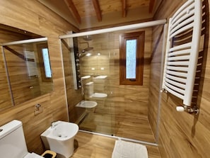 Ein modernes Badezimmer mit einer Duschkabine, einer Toilette und einem Waschbecken.