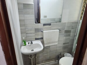 Dusche, Handtücher, Seife, Toilettenpapier