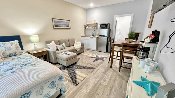 Basic Studio | Living area | 19-inch flat-screen TV with digital channels