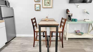 Studio de base | Repas dans la chambre