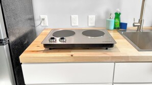 Basic Studio | Private kitchenette | Coffee/tea maker, fridge, microwave, stovetop