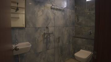 Douche, chaussons, serviettes fournies, savon