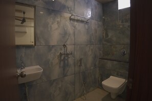 Ducha, pantuflas, toallas, jabón