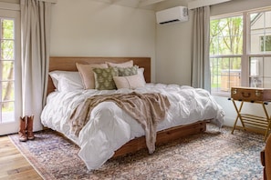 Room, Lake View - Limestone Fields (Jewett)
