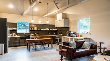 Una cocina moderna con comedor, un sofá y una mesa de centro.