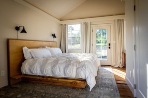 Room, Lake View - Limestone Fields (Jewett)