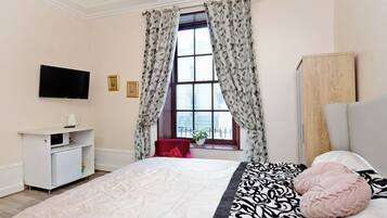 Iron/ironing board, WiFi, bed sheets