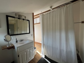 Haartrockner, Handtücher, Seife, Toilettenpapier