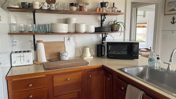 Cafetière-théière, réfrigérateur, four à micro-ondes, un four