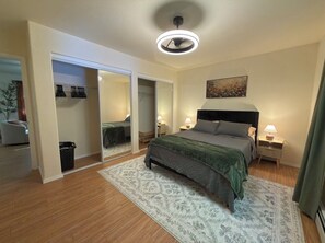 2 habitaciones, escritorio y tabla de planchar con plancha 