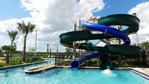 Un parque acuático con toboganes y una piscina.