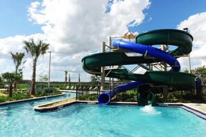 Ein Wasserpark mit mehreren Rutschen und einem Schwimmbecken.