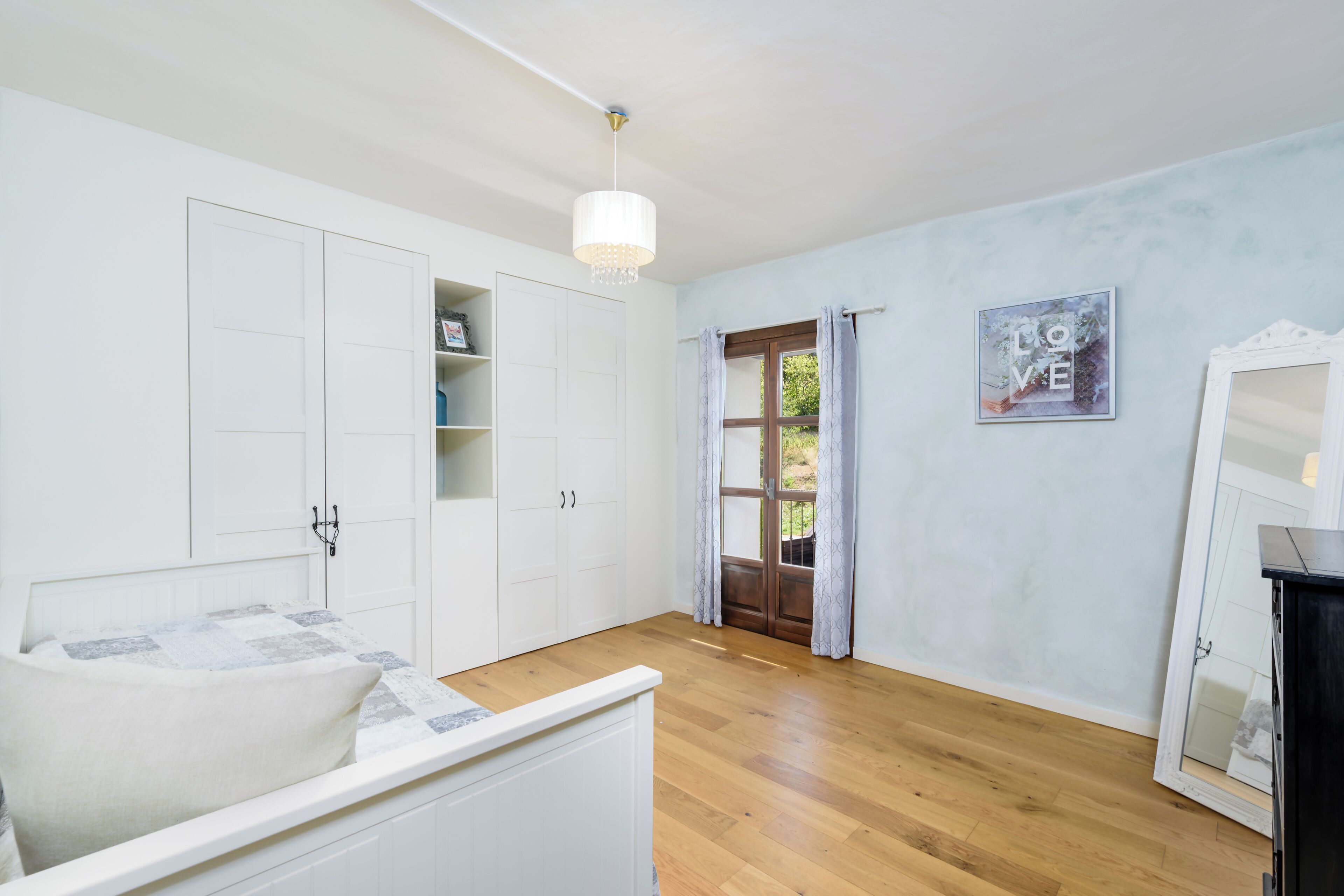 Iron/ironing board, WiFi (free), bed sheets