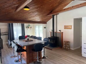 Dining - Parlee beach house / 3 chambres / BBQ / chiens (Pointe-du-Chêne)
