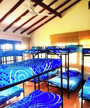 A room with bunk beds and a ceiling fan. - Ideal for a family getaway; pet-friendly 🌿 A rural retreat near Cali🏊 (Cali)
