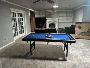 Living area - Beautiful 3-bedroom house in scenic Custer City (Custer City)