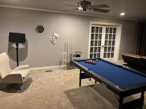 Games room - Beautiful 3-bedroom house in scenic Custer City (Custer City)