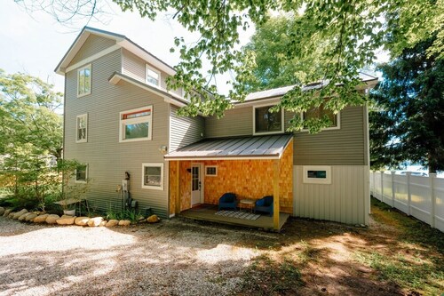 Camp Haven Retreat | 3 Homes | 12BR | Little Glen Lake