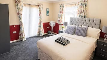 4 bedrooms, iron/ironing board, WiFi (free), bed sheets