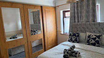 4 bedrooms, iron/ironing board, WiFi (free), bed sheets