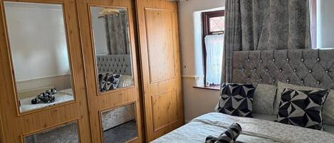 4 bedrooms, iron/ironing board, free WiFi, bed sheets