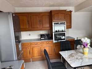 Fridge, microwave, oven, stovetop - Coventry 4-bed House, Sleeps 8 With Garden (Coventry)