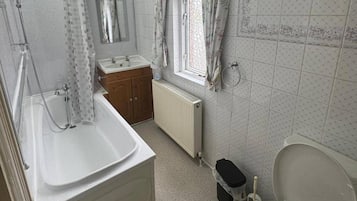 Combined shower/tub, deep soaking tub, towels