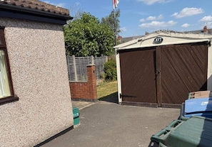 Property grounds - Coventry 4-bed House, Sleeps 8 With Garden (Coventry)