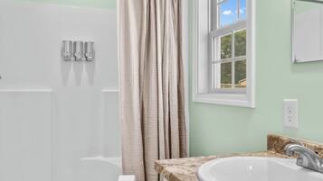 Dusche, Haartrockner, Handtücher, Seife